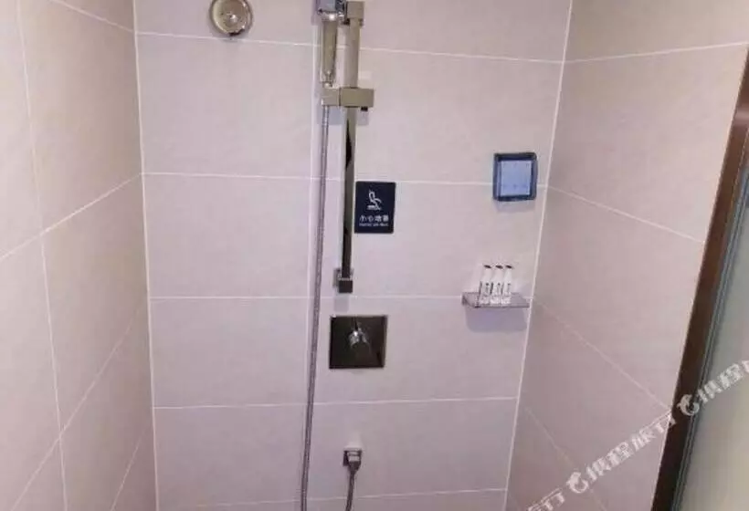 Lavande Hotels· Yueyang Linxiang Zhongfa