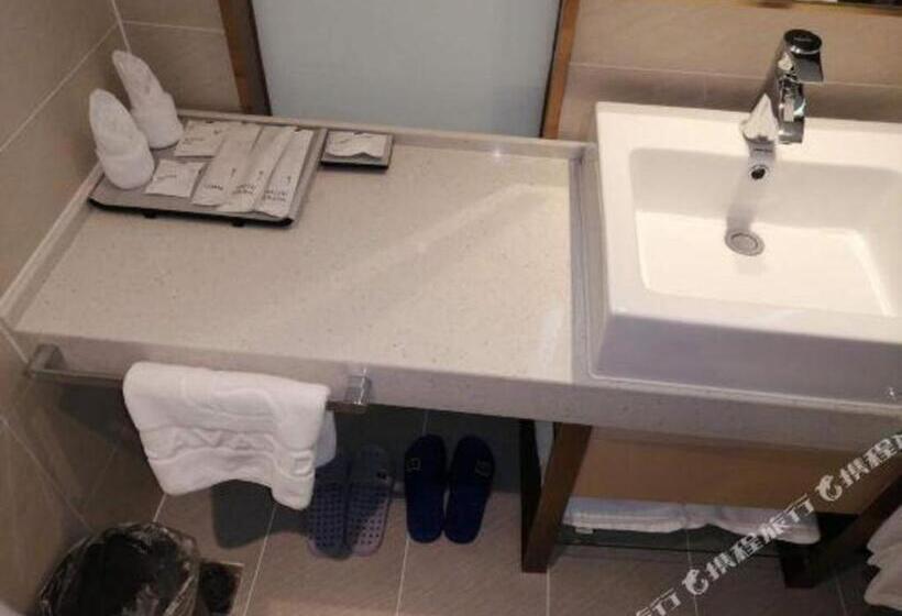 Lavande Hotels· Yueyang Linxiang Zhongfa