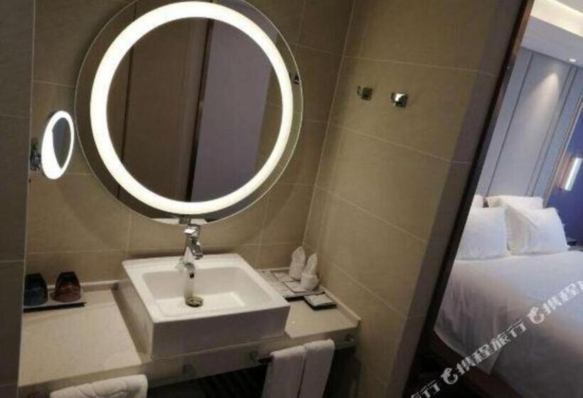 Lavande Hotels· Yueyang Linxiang Zhongfa