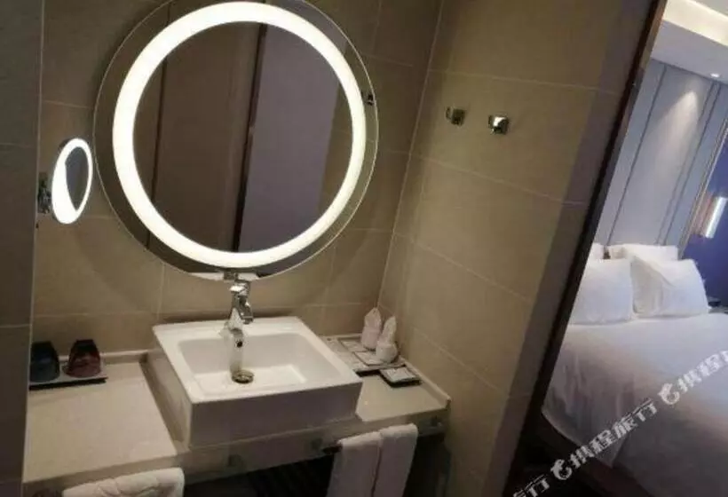 Lavande Hotels· Yueyang Linxiang Zhongfa