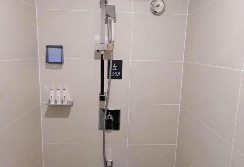 Lavande Hotels· Yueyang Linxiang Zhongfa