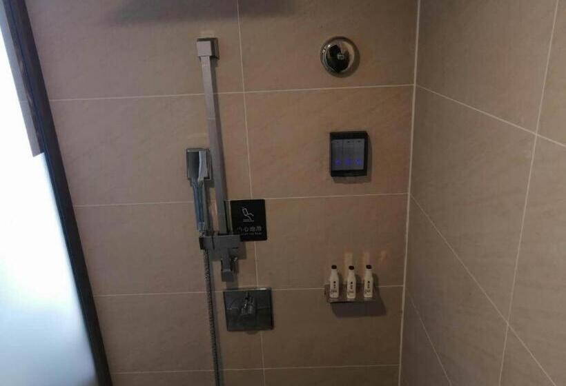 Lavande Hotels· Yueyang Linxiang Zhongfa