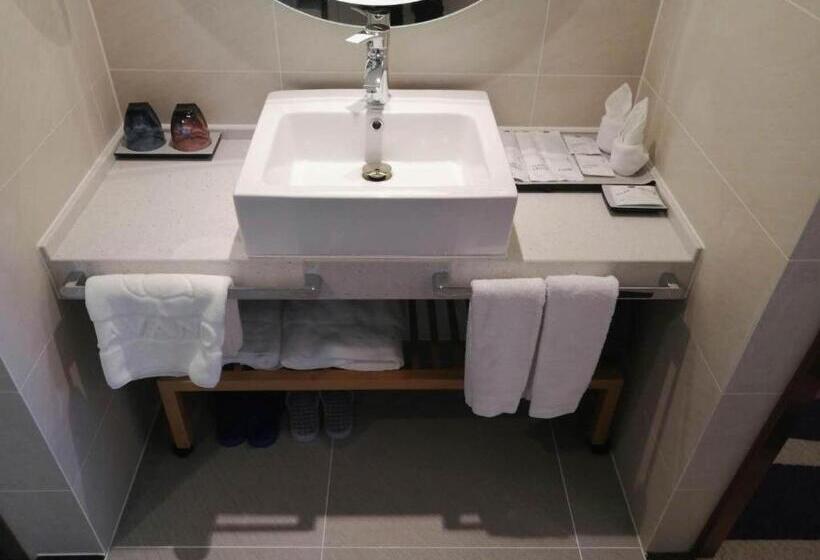 Lavande Hotels· Yueyang Linxiang Zhongfa