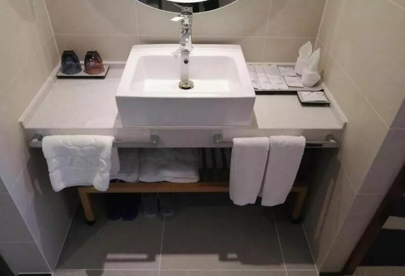 Lavande Hotels· Yueyang Linxiang Zhongfa