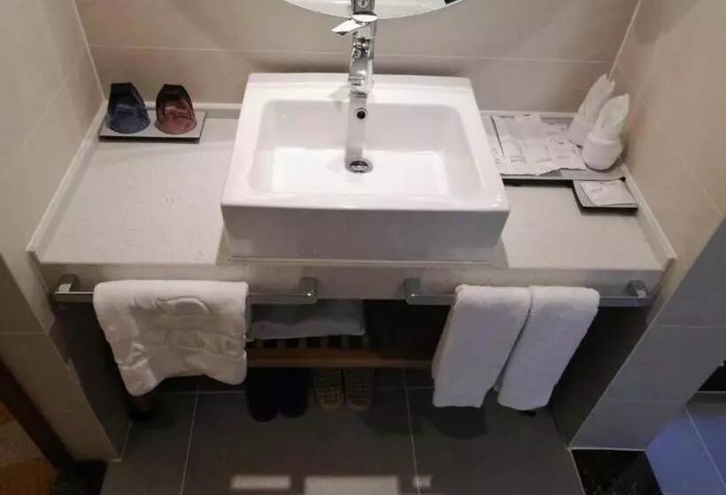 Lavande Hotels· Yueyang Linxiang Zhongfa