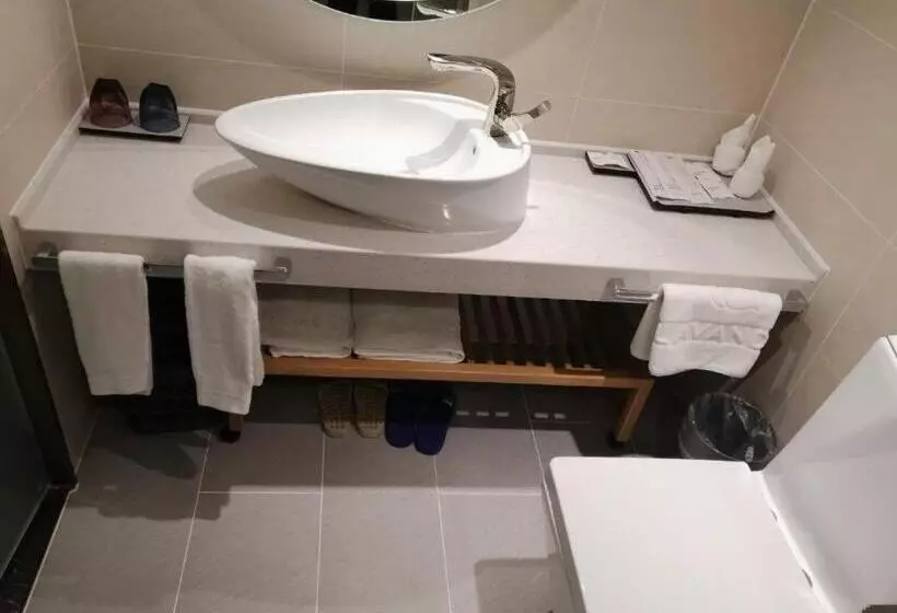 Lavande Hotels· Yueyang Linxiang Zhongfa