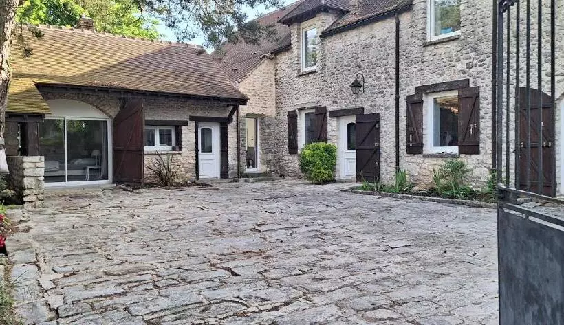 Aamiaismajoitus (B&B) Le Relais Des Clefs   Au Calme Du Gatinais   Escapade à Deux   Terrasse Privée   Wifi   Offre Romant