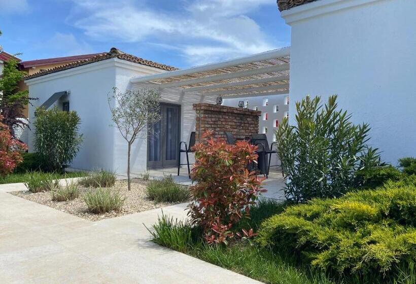 هتل Tagoo Vama Veche