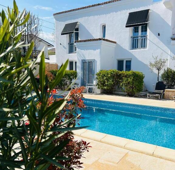 هتل Tagoo Vama Veche