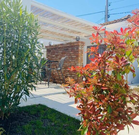 هتل Tagoo Vama Veche