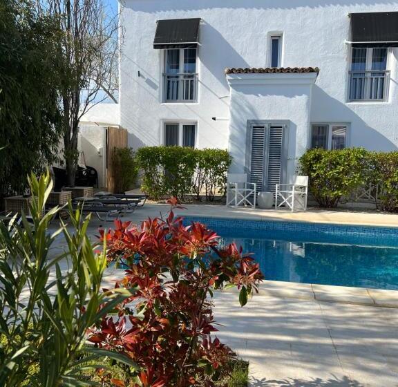 هتل Tagoo Vama Veche