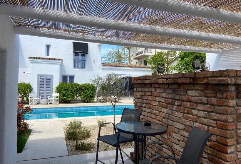 هتل Tagoo Vama Veche