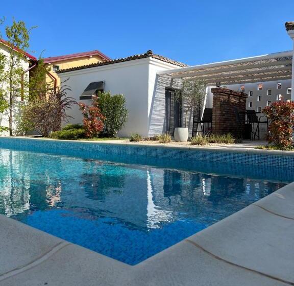 هتل Tagoo Vama Veche