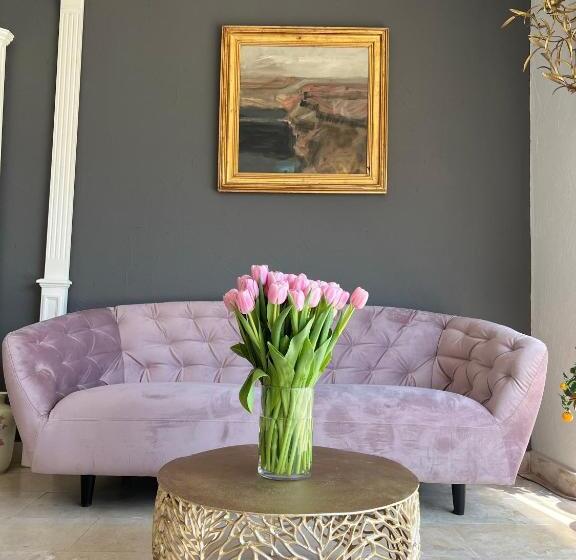 هتل Tagoo Vama Veche