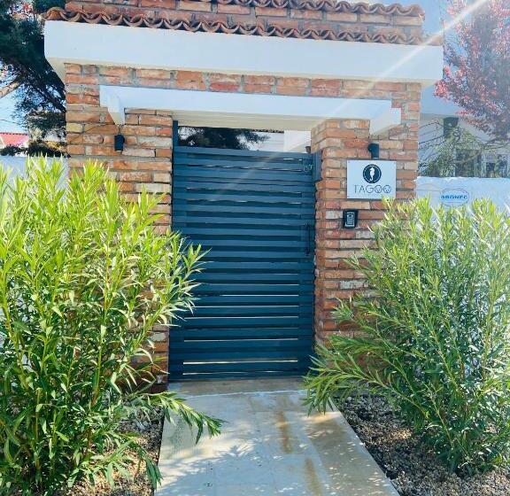 هتل Tagoo Vama Veche