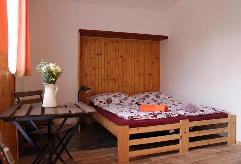 بنسيون Penzion Bulhary S Vinným Sklepem