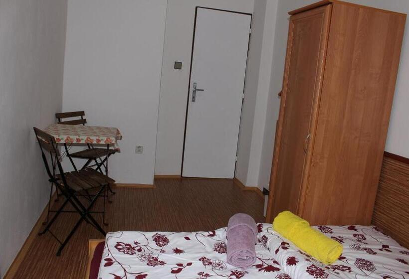 بنسيون Penzion Bulhary S Vinným Sklepem