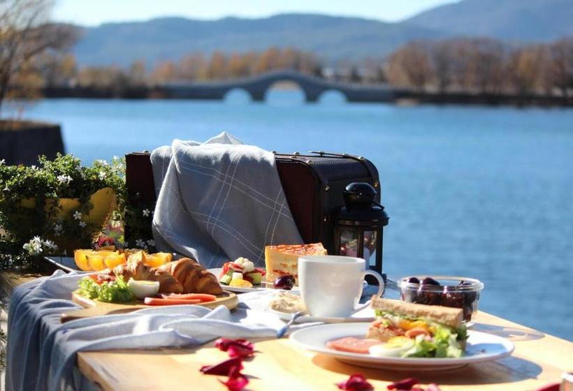 Szálló House & White Lakeside Lodge