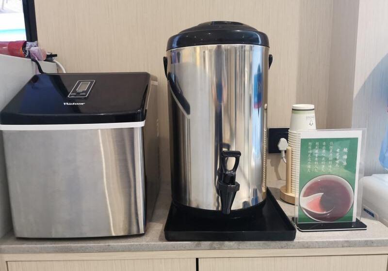 Hotelli Green Tree Inn Express Shanghai Bund Yuyuan Xiaonanmen Metro Station