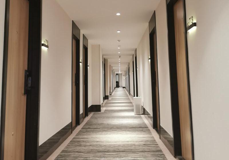 Hotelli Green Tree Inn Express Shanghai Bund Yuyuan Xiaonanmen Metro Station