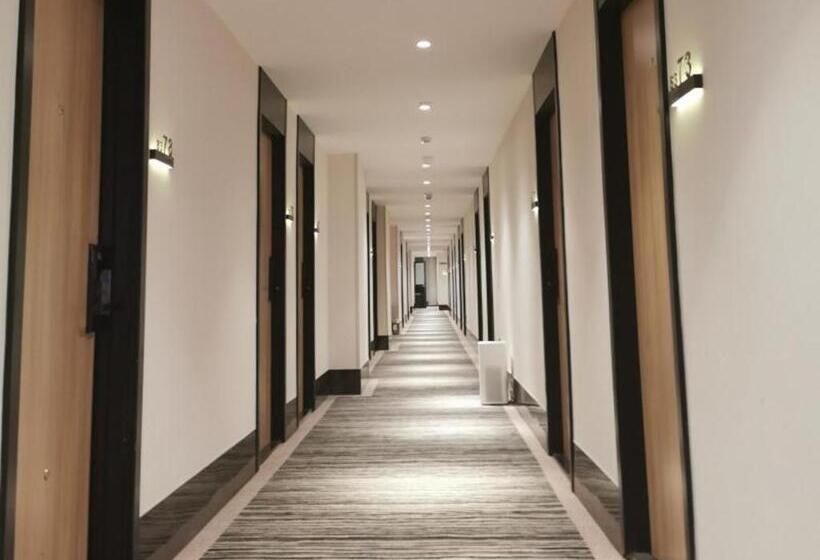 Hotelli Green Tree Inn Express Shanghai Bund Yuyuan Xiaonanmen Metro Station