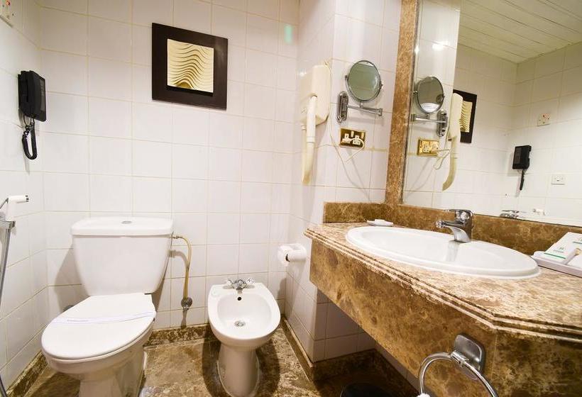 בית מלון כפרי Al Ansar Golden Tulip