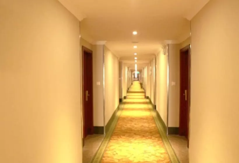 Hotelli Greentree Inn Jiangsu Zhenjiang Gaotie Wanda Square Express