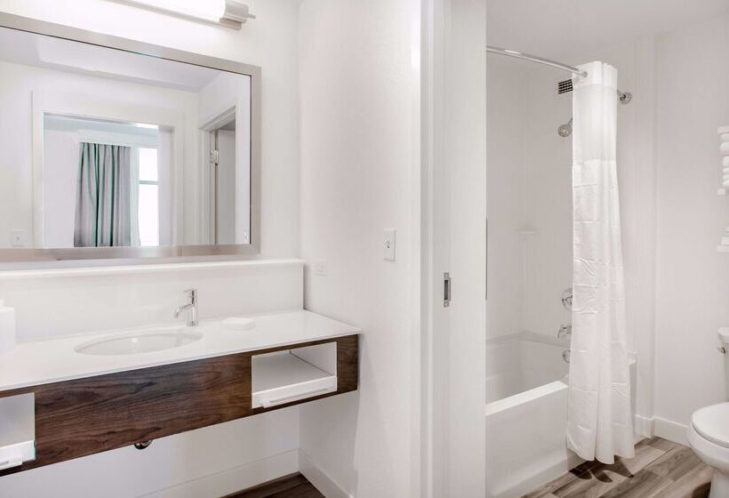 Отель Hampton Inn & Suites Panama City Beachbeachfront