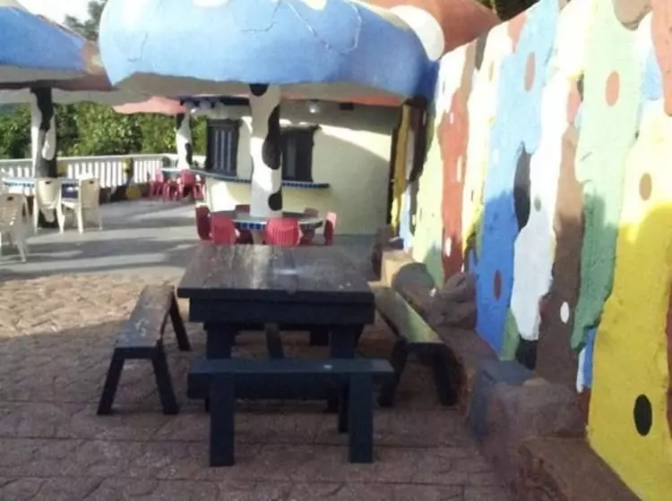 تختخواب و صبحانه Smurf Inn Homestay