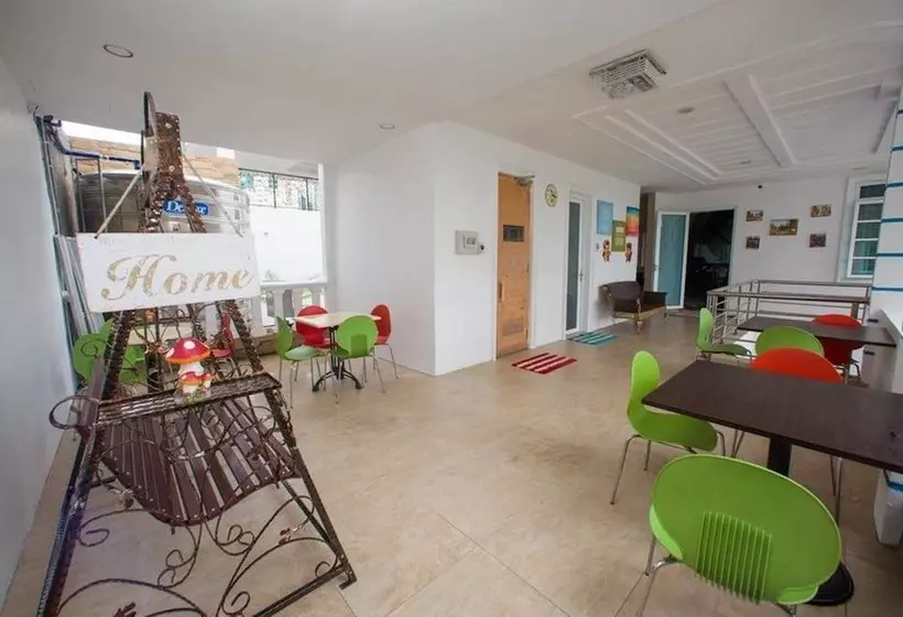 تختخواب و صبحانه Smurf Inn Homestay