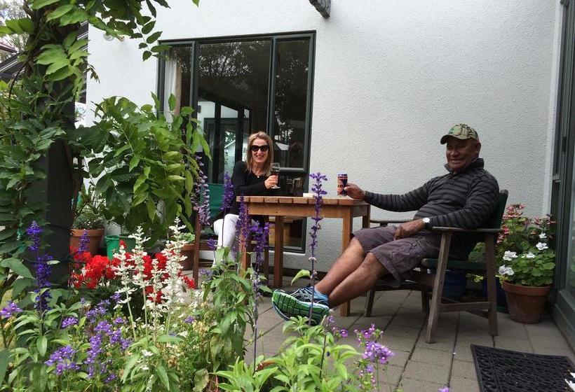 Garden Bed And Breakfast