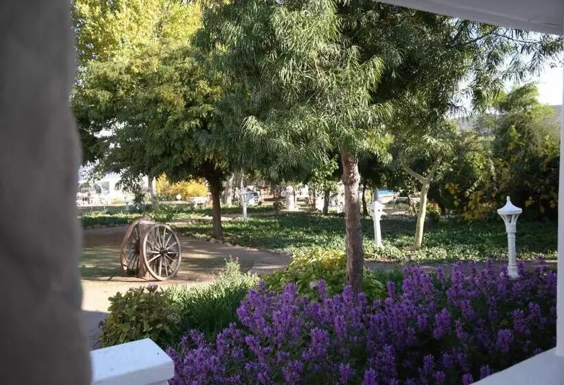 هتل De Opstal Country Lodge