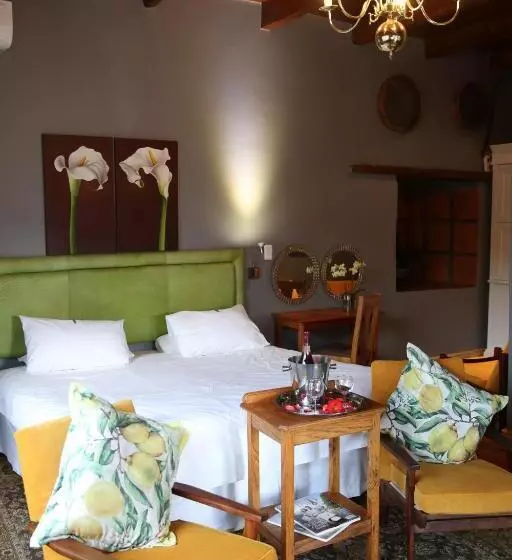 هتل De Opstal Country Lodge