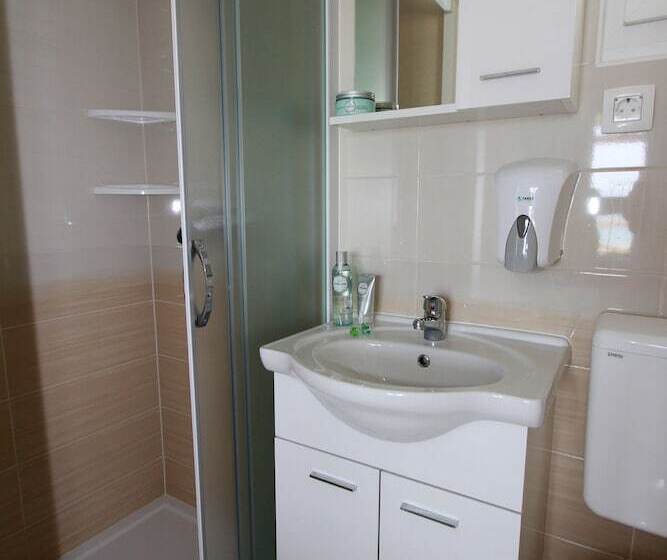 فندق Mobile Homes Camp Galeb