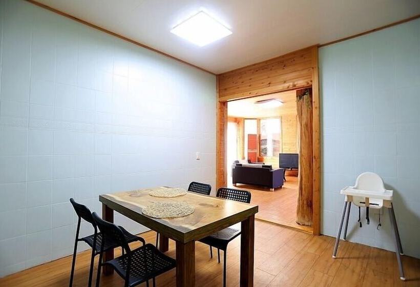 Luna In Jeju Pension