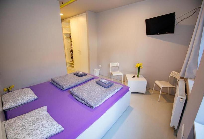 Private Rooms At Hostel63