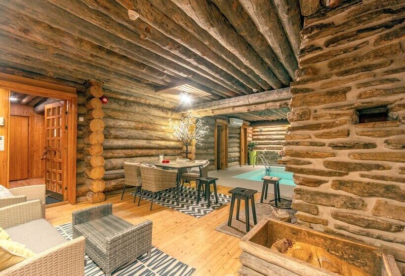 Kuukkeli Log Houses Aurora Resort