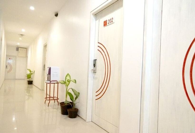 Отель Reddoorz @ Raya Canggu 2