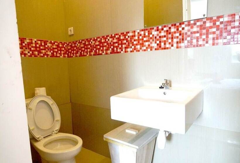 Отель Reddoorz @ Raya Canggu 2