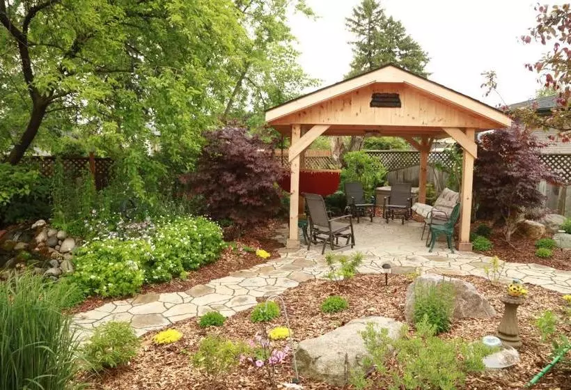 A Garden Stroll Bed & Breakfast