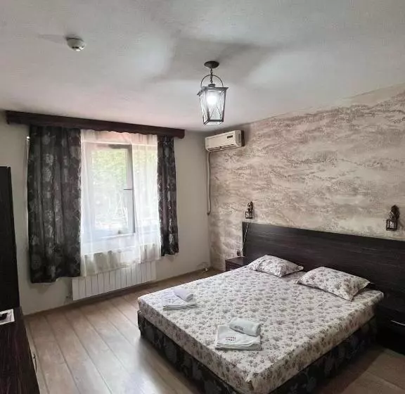 Family Hotel Emaly 2