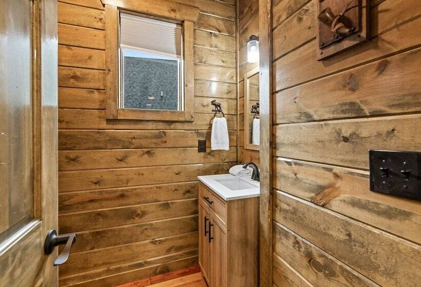 Cabin W/ Hot Tub & Game Room In The Smokys!