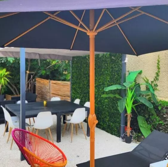 Hotelli La Magnifique Villa