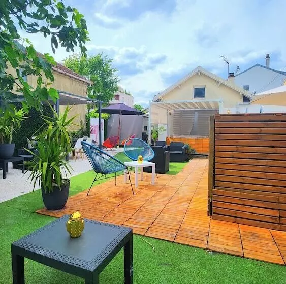 Hotelli La Magnifique Villa