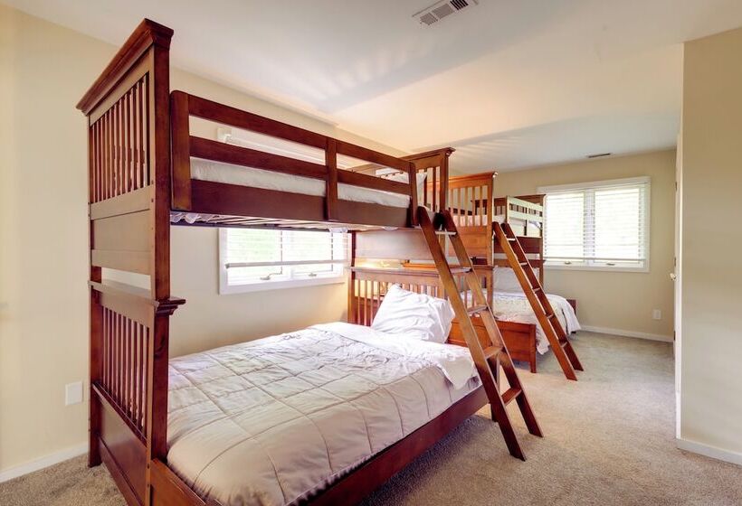 Lakefront Newport News Home, 6 Mi To City Center!