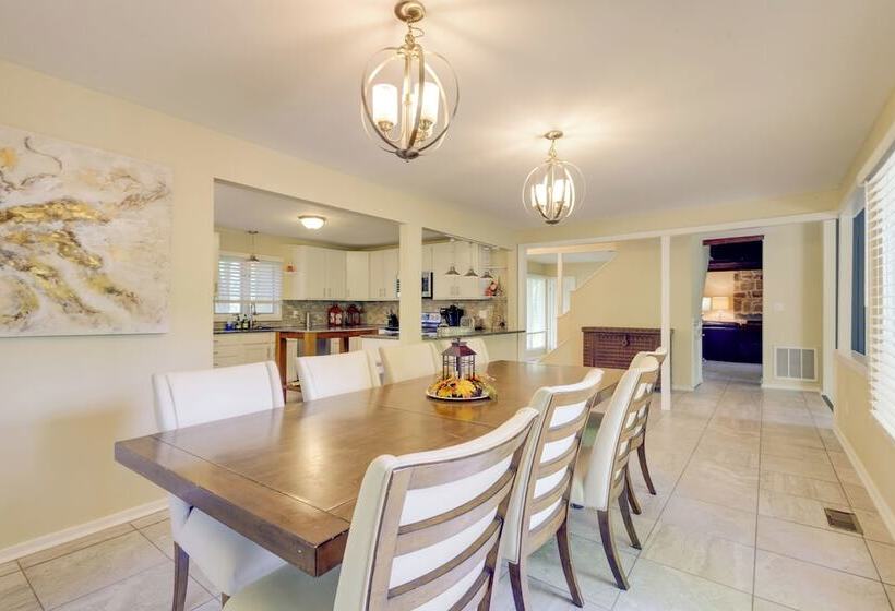 Lakefront Newport News Home, 6 Mi To City Center!