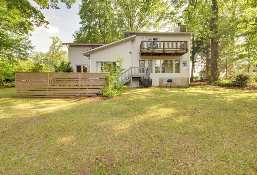 Lakefront Newport News Home, 6 Mi To City Center!