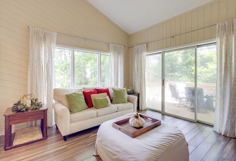 Lakefront Newport News Home, 6 Mi To City Center!