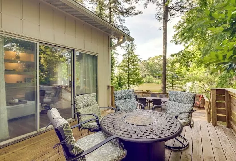 Lakefront Newport News Home, 6 Mi To City Center!