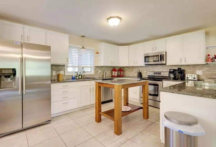 Lakefront Newport News Home, 6 Mi To City Center!